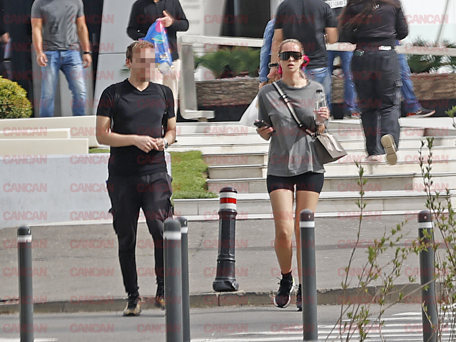 Influencerița și-a recuperat inelul stricat. (Foto: CANCAN.RO)
