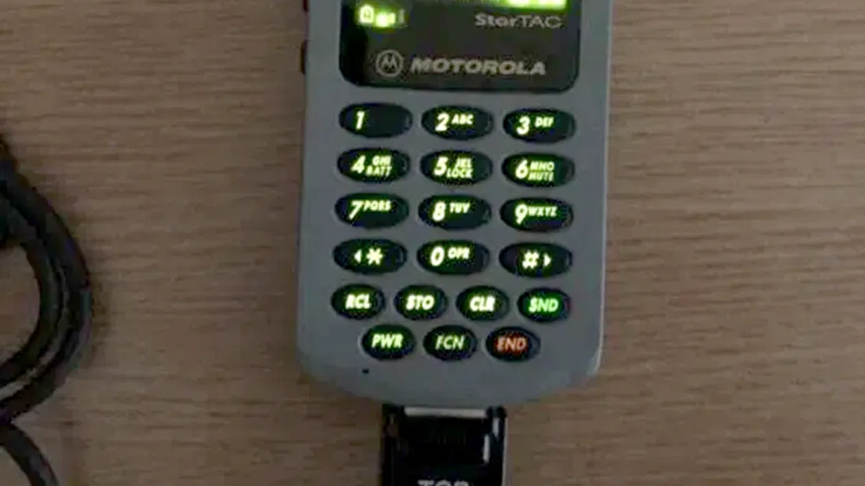 Mulți am avut Motorola StarTac, primul telefon cu clapetă apărut în România. Cu ce sumă uriașă se vinde acum, în septembrie 2022