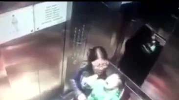 VIDEO. Bonă care a lovit cu bestialitate un bebeluş, filmată în lift. Părinţii au dat-o pe mâna Poliţiei!