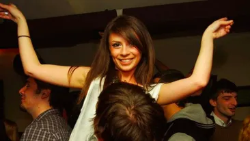 Imagini sfasietoare. A fost ingropata intr-un sicriu alb, sub mii de flori