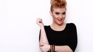 Imagine incendiară cu OANA RADU! Cântăreaţa a făcut senzaţie cu decolteul ei generos, dar şi cu talia de viespe! Ţinuta care arată cât de mult a slăbit