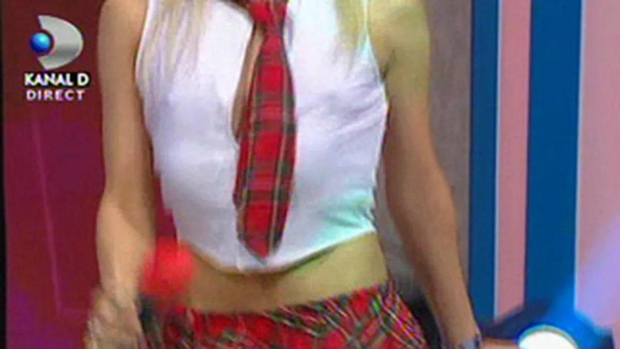 VIDEO N-ai tupeu sa vezi asta! Naomi in fusta mini, cu sanii la buric, lingand acadeaua si cantand muzica Alexandrei Stan!