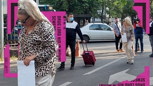 Sânziana Buruiană naște “cu alai”. Cameramanii au însoțit-o până la poarta spitalului, iar portarul i-a cărat bagajele ca la hotel