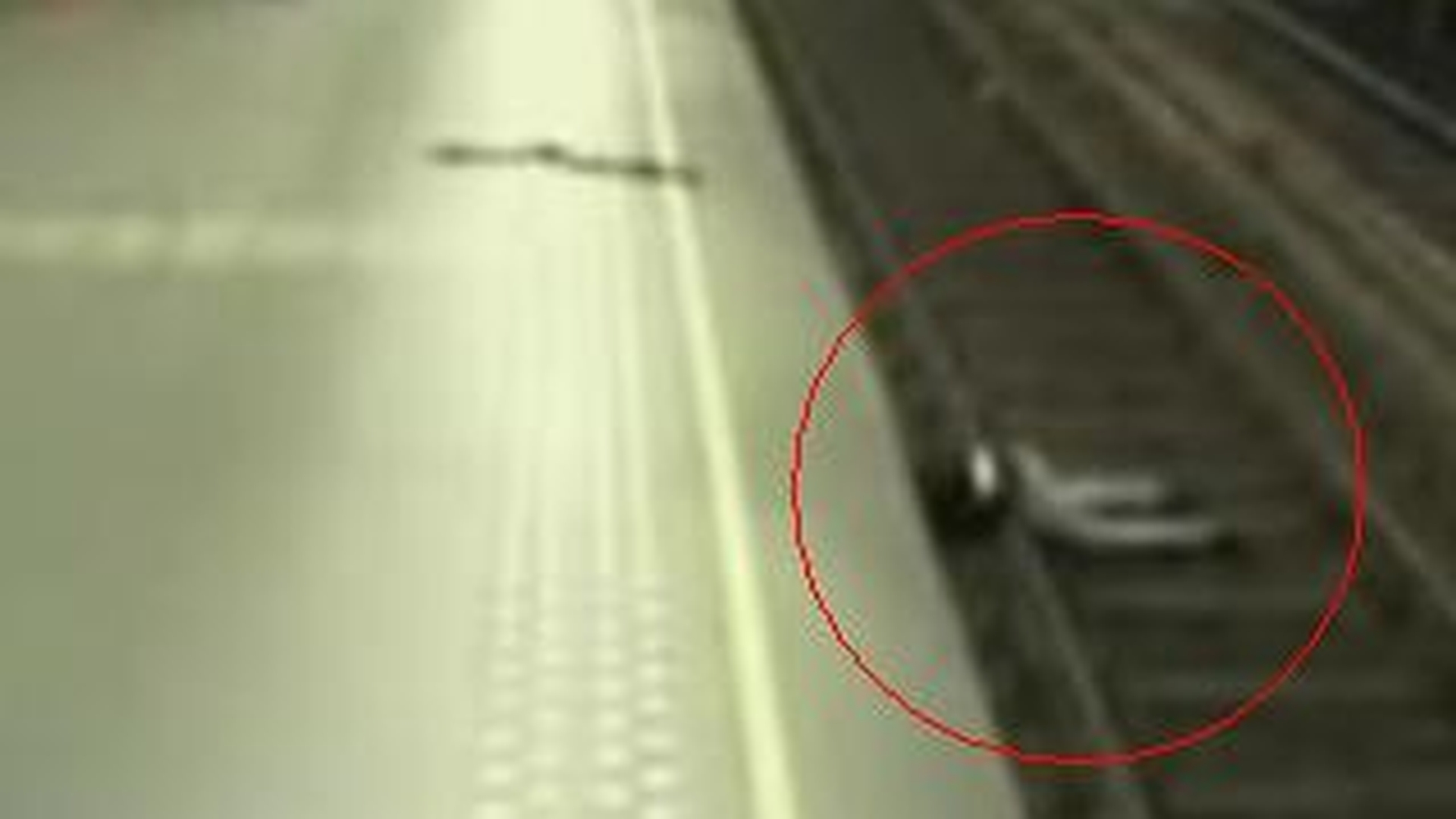 VIDEO BRUTAL! Un barbat care se apara de hoti este aruncat de acestia de la etaj, pe sinele de metrou!
