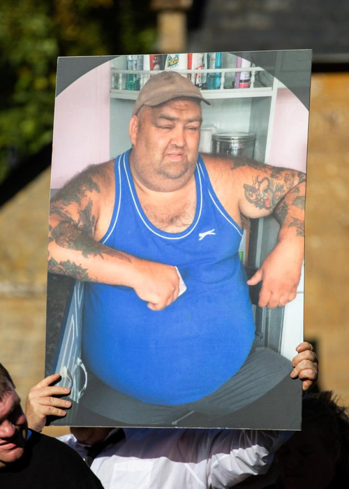 “Regele Țiganilor” din Marea Britanie, înmormântat cu mult fast. S-a cântat “Mr. Bombastic” și “ No Woman No Cry”, iar coroanele cu flori au fost în formă de oi, cai și tractor