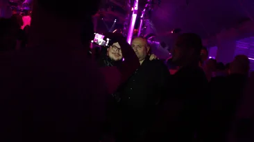 In spatele sticlei, e alt om! N-o sa-ti vina sa crezi cum se comporta durul de Masterchef in timpul liber!