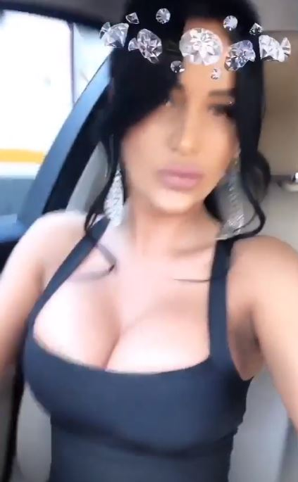 Daniela Crudu, lăsată fără cuvinte de un bărbat care i-a oferit un show incitant în plină stradă! Reacția brunetei când acesta a făcut unele semne obscene