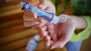 O femeie s-a ales cu arsuri grave după ce dezinfectantul său a luat foc