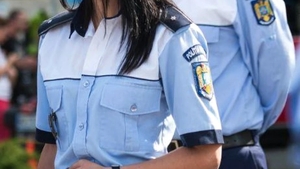 Polițiștii au intrat peste un bărbat din Călărași arestat la domiciliu și au trăit șocul vieții. L-au găsit în pat cu colega lor de la secție