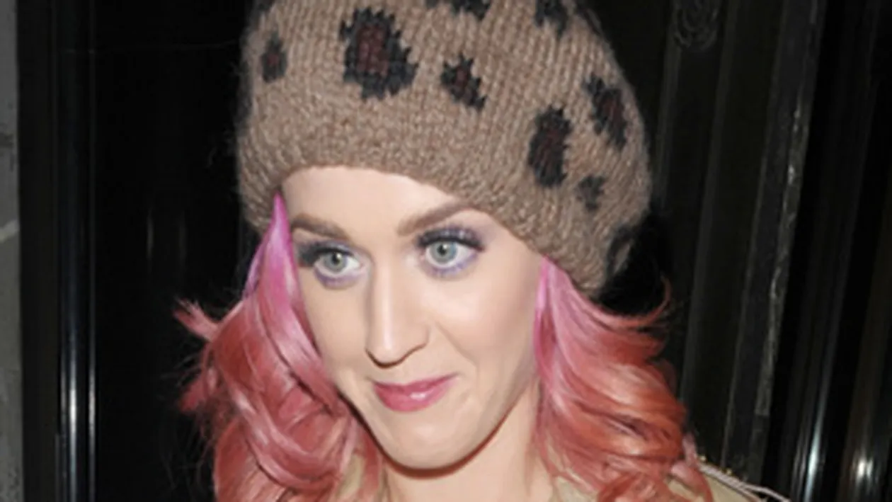 Pentru ca se poarta rozul, Katy Perry si-a vopsit parul!