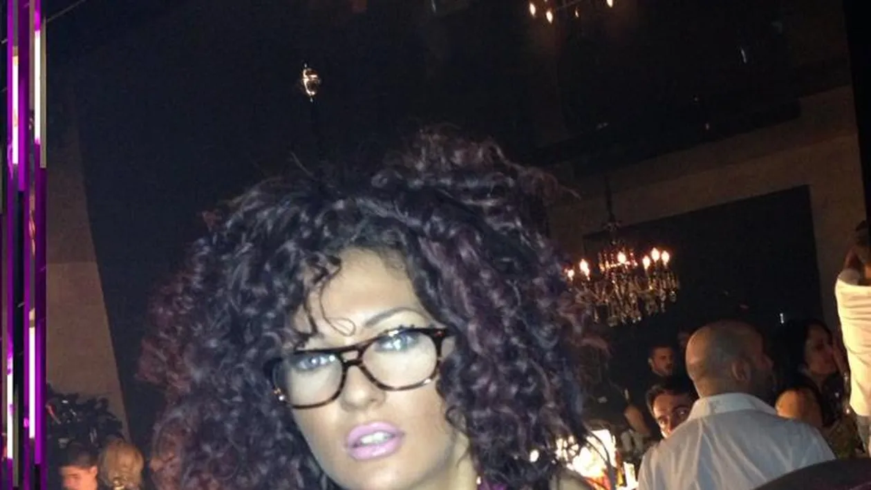 O mai stii pe Larisa, sexy-dansatoarea la bara de la “Romanii au talent”? Sigur n-o s-o recunosti dupa ce si-a schimbat look-ul