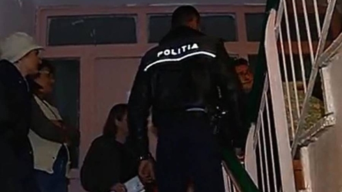 Polițiștii din Satu Mare au fost chemați pentru că răsuna muzică dintr-o garsonieră. Ce-au găsit în bucătărie nu vor uita toată viața! FOTO