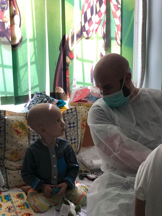 Codin Maticiuc și Mihai Bendeac au vizitat copiii bolnavi de cancer dintr-un spital: „De la doi păcătoși, acum, în Săptămâna Mare transmitem sănătate”