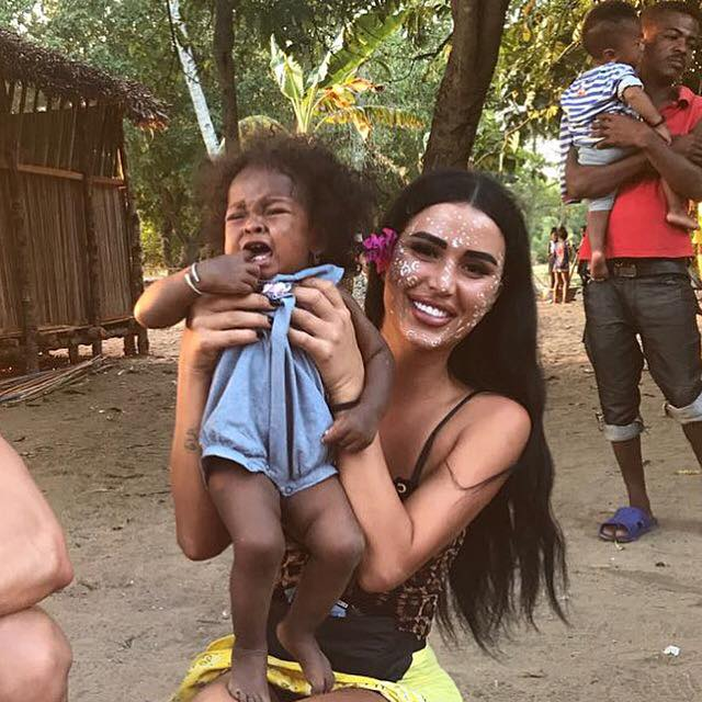 Daniela Crudu, baie în lighean ca să scape de păduchi. Imagini fabuloase cu vedeta