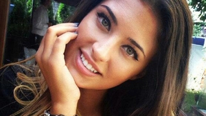 Antonia, goala pe nisipul fierbinte. Cat de sexy este cantareata numai in sutien !
