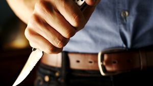 Un bărbat din Buzău şi-a înjunghiat soţia, după care s-a spânzurat! Femeia şi-a scos cuţitul din spate, iar acum este la spital