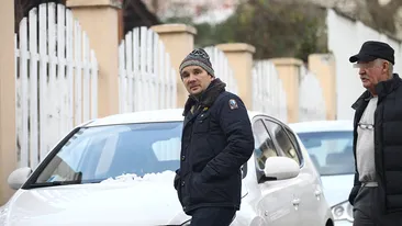 MEGAEXCLUSIVITATE. Este proprietarul unuia dintre cele mai puternice trusturi de televiziune şi nimic nu-i trădează averea gigantică. ”Miliardarul fără chip” este probabil cel mai bogat român, dar locuieşte într-un hotel de 2 stele abandonat şi…