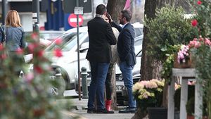 A anunţat că îşi doreşte ”tată pentru copilul ei”, iar acum… Italianul a giugiulit-o pe Monica Bârlădeanu în plină stradă
