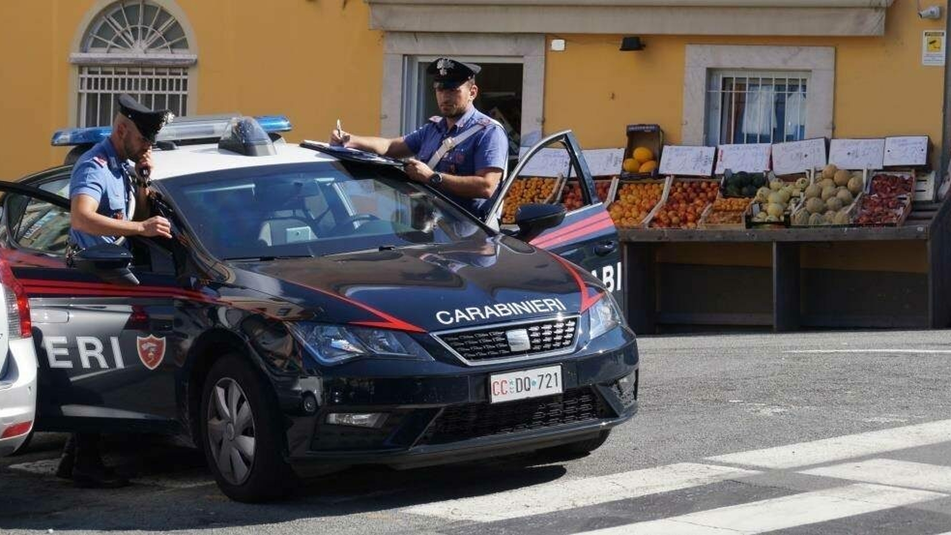 Un italian a vrut să fure o mașina cu tot cu soția proprietarului. Incredibil cum a scăpat femeia