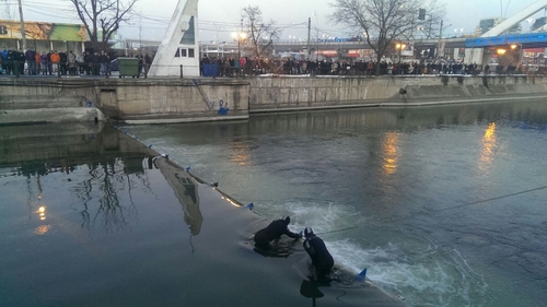 Actiune de salvare in Bucuresti! Scafandrii cauta in Dambovita un barbat care a cazut in apa
