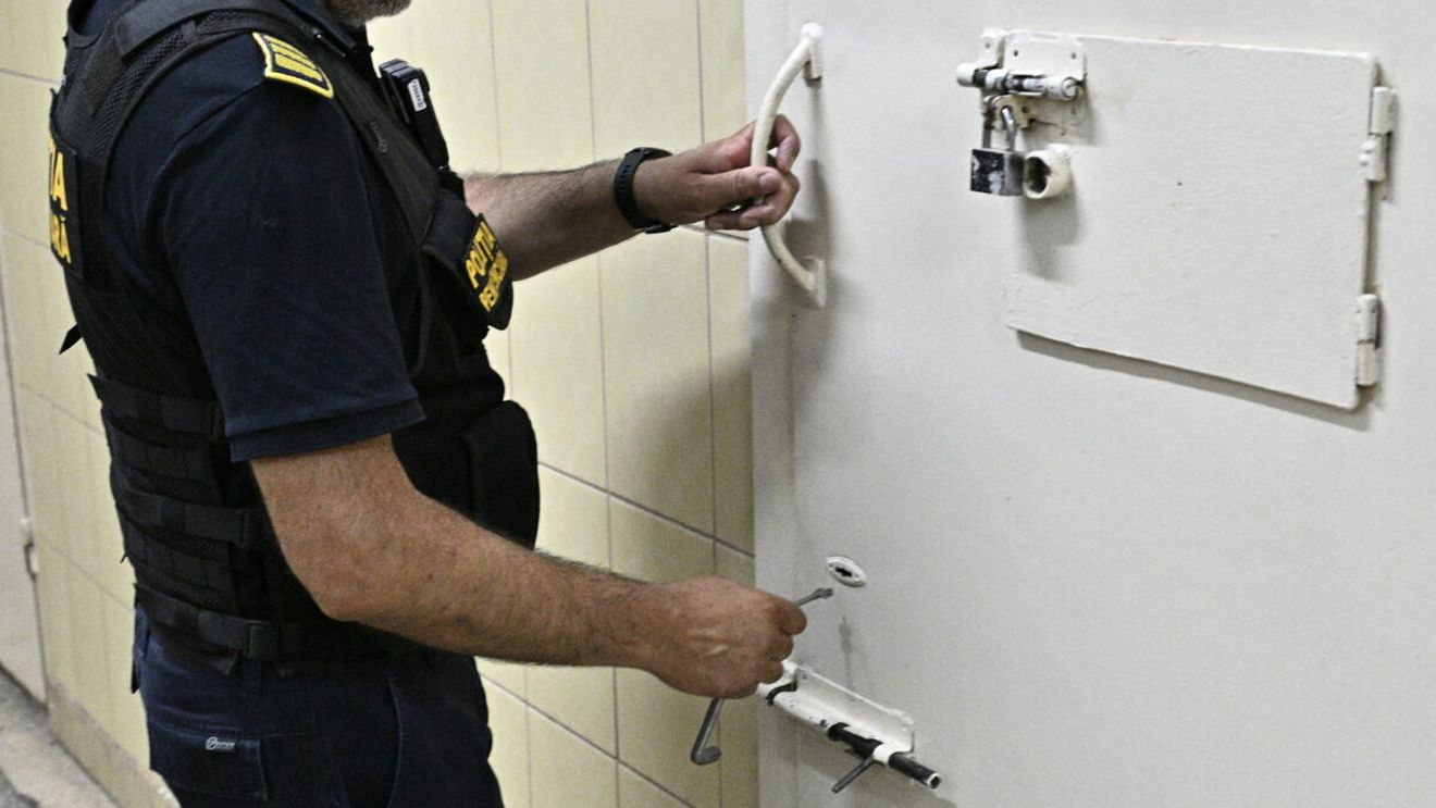 Criminalul care a ucis-o pe Melisa în 2023, torturat de doi polițiști de la Penitencirul Rahova. Agenții au fost trimiși în judecată