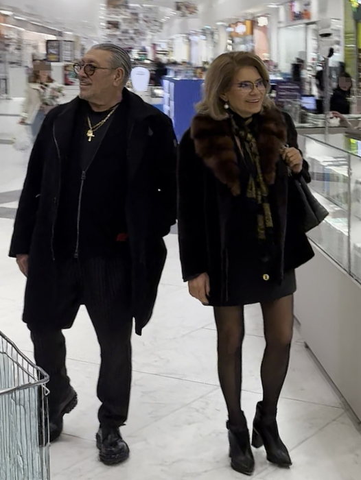 Serghei și soția la o sesiune de shopping
