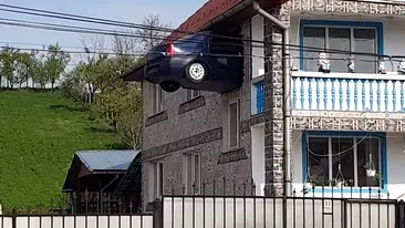 Nu, nu e Photoshop! Un român și-a zidit Loganul într-unul dintre pereții casei
