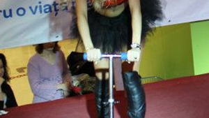 Andreea Balan merge cu trotineta pe scena!