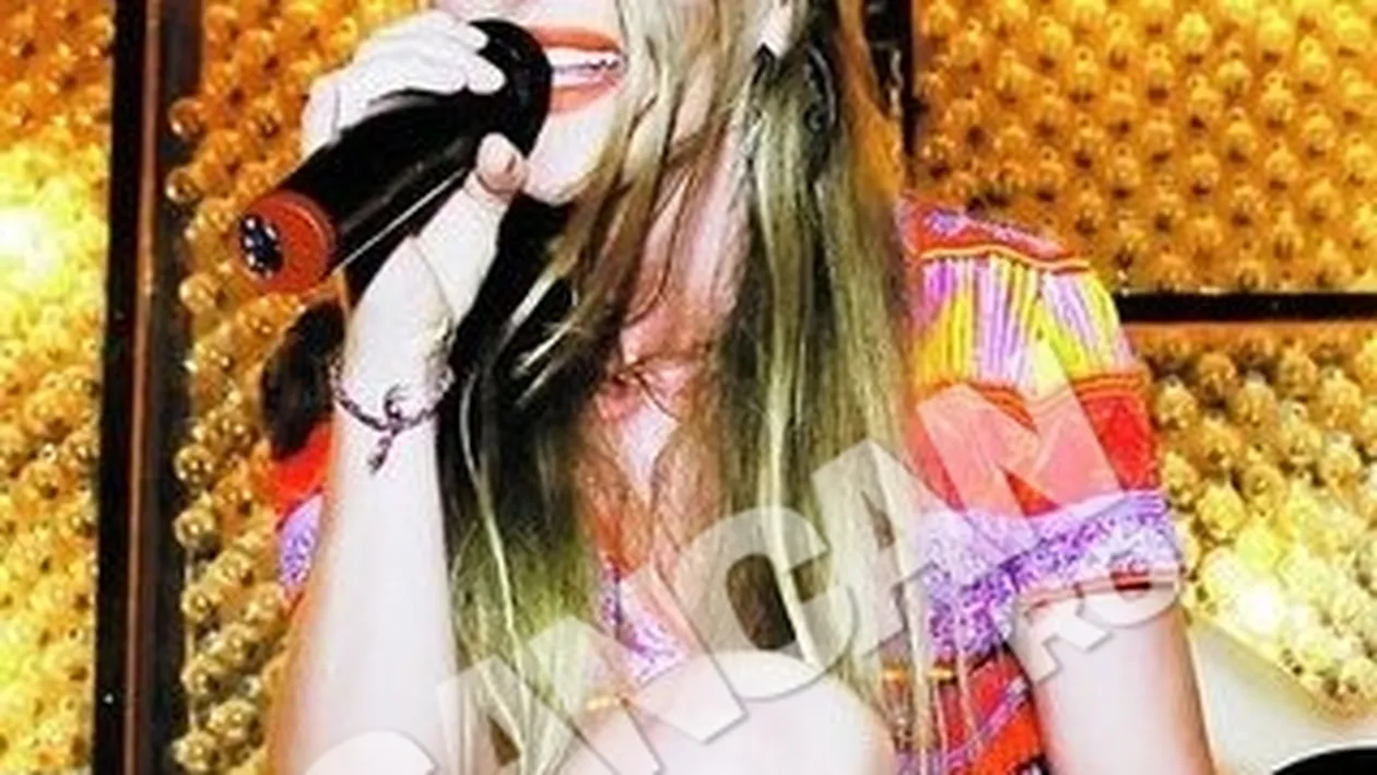 Corina face curse intre Satu Mare si Bucuresti de cand parintele ei a ajuns pe patul de spital. A urcat pe scena, desi tatal ei suferise un atac cerebral