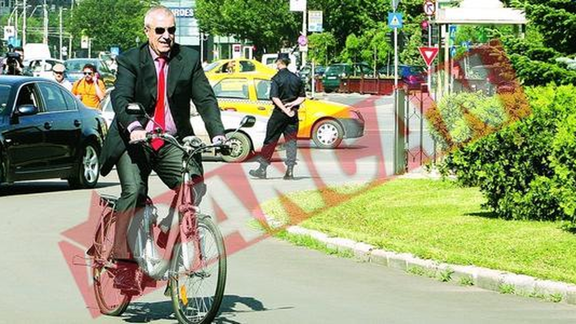 Tariceanu a venit la Guvern cu bicicleta