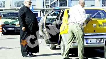 Filmat in 2008 in timp ce se lasa calcat in picioare de un barbat caruia ii lingea apoi ciorapii! Preotul sado-maso loveste din nou