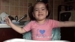 Adevarul din spatele fetitelor geniu! Cum a reusit de fapt mama lor sa le faca sa recite zeci de strofe la doi anisori!