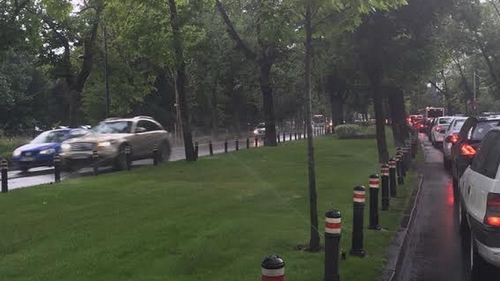 Aspersoarele din Dorobanti nu se opresc... nici macar cand ploaua!