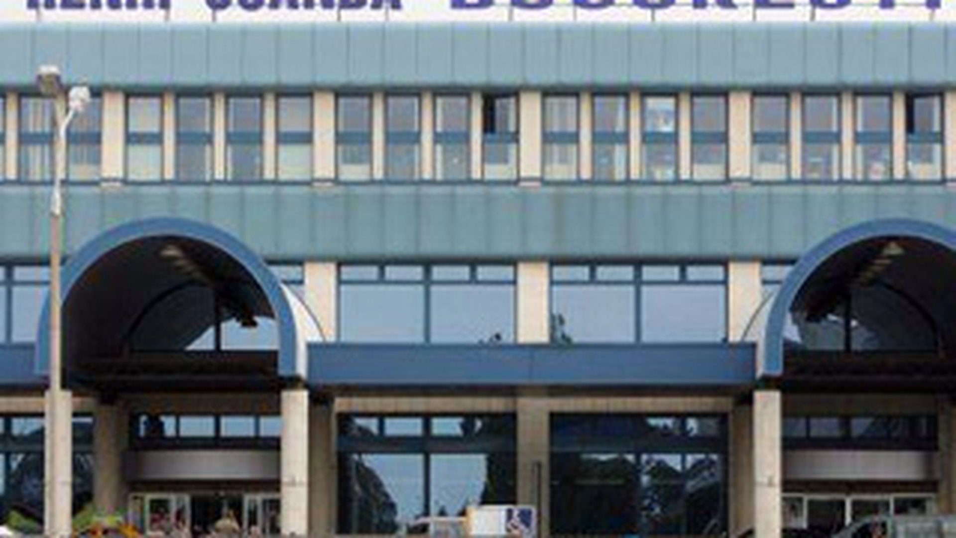 Impuscaturi la Aeroportul Otopeni, in urma unei altercatii intre taximetristi