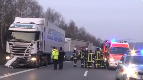 Caz uluitor pe o autostradă din Germania! Un șofer de TIR a murit în timp ce dădea declaraţii poliţiştilor