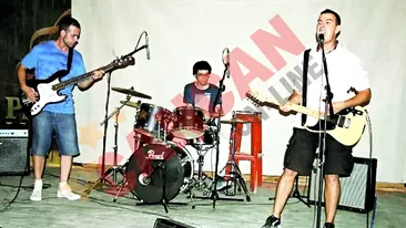 Trupa scriitorilor canta pe o donatie de un leu