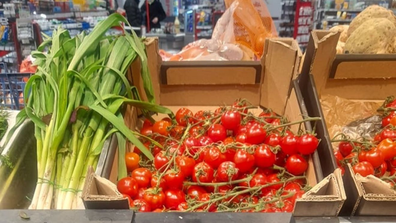 Ce preţ au ajuns să aibă roşiile, la o săptămână după Paşte? Oamenii au crezut că nu văd bine