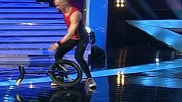 Omul cu roata a dat-o in bara la Romanii au Talent! Mihai Petre a tinut sa-i opreasca momentul: Ai ratat