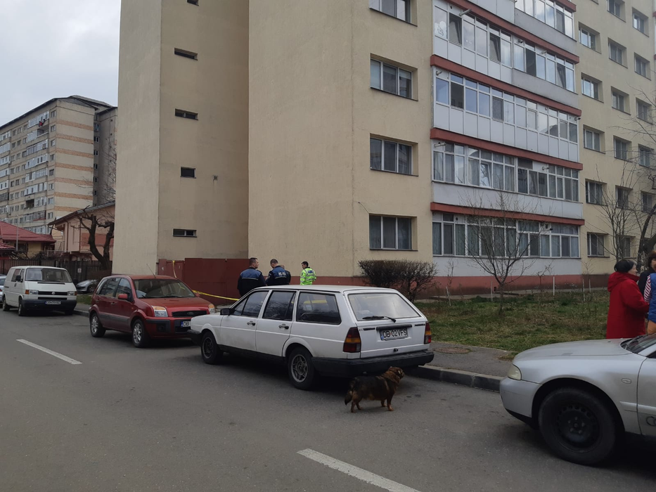 Femeia a căzut de pe acoperișul unui bloc cu 11 etaje
