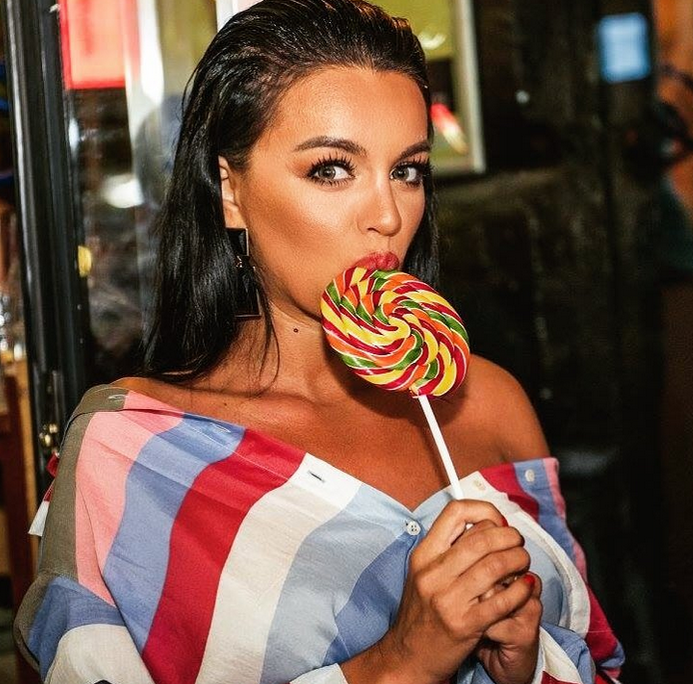 Claudia, iubita lui Dorian Popa, este obişnuită cu aparatul de fotografiat