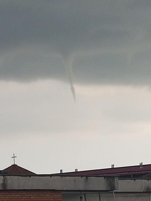 O tornadă a îngrozit locuitorii din apropiere de Timișoara. Totul a fost filmat