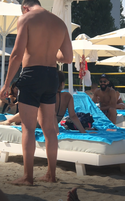 Vână îl ascultă amuzat pe Marius Constantin