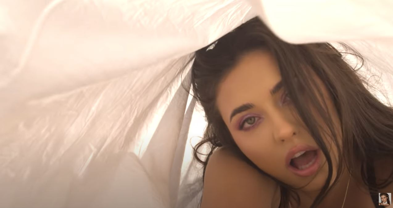 Antonia, în lenjerie intimă sexy în clipul celei mai noi piese, “Muți”: “#1 trending scrie pe ea”. Toate imaginile s-au filmat în vila sa de lux