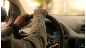 Amendă uriașă pentru șoferii care fac acest gest la volan. Zeci de mii de români pot avea de suferit din această cauză