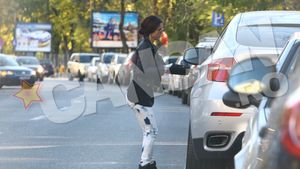 Inna are nevoie de ajutor pentru fiecare activitate! Vezi cine ii cara geanta de la masina!