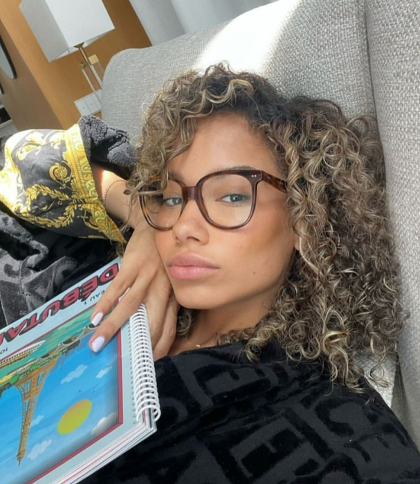 Ce „bunăciune”! Imagini incendiare cu iubita lui Karim Benzema, starul lui Real Madrid. A lucrat ca ospătăriță, iar acum este model în SUA | GALERIE FOTO