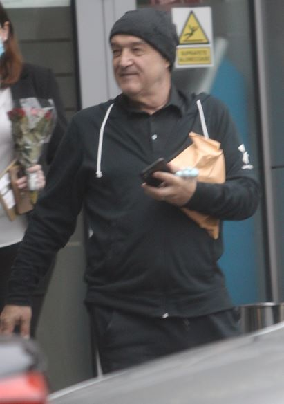 Gigi Becali se uită spre nevoiașii care îl așteptau ca pe pâinea caldă