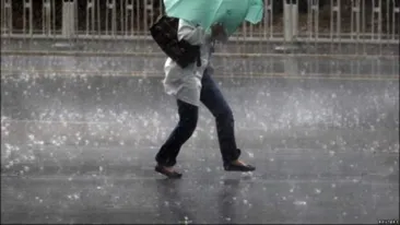 Cod portocaliu de averse și vânt. Ce județe sunt afectate