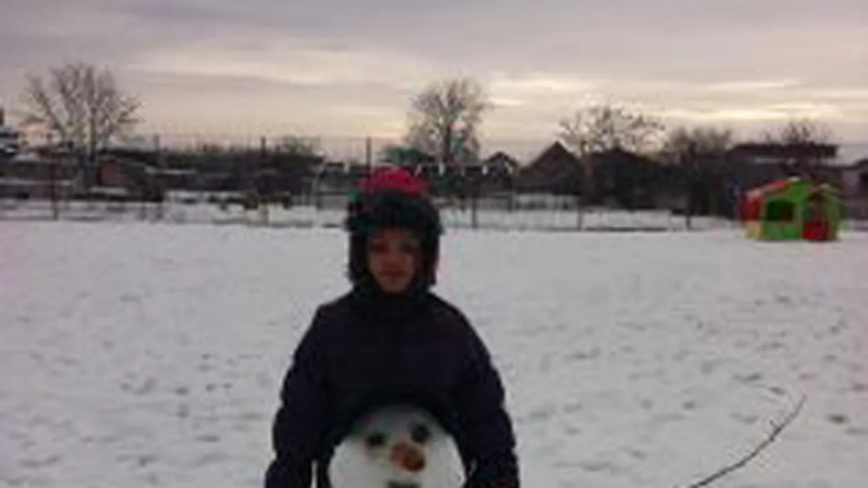 Ioana Ginghina si fiica sa au facut primul om de zapada! Vezi cum arata!