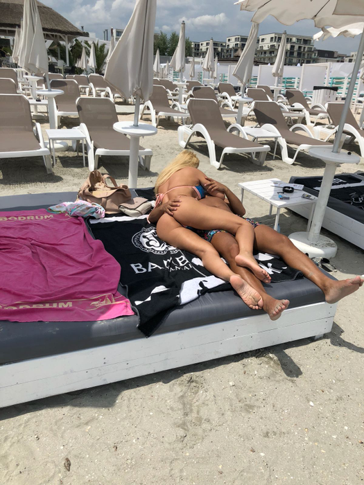 Simona Trașcă, show sexy pe plajă